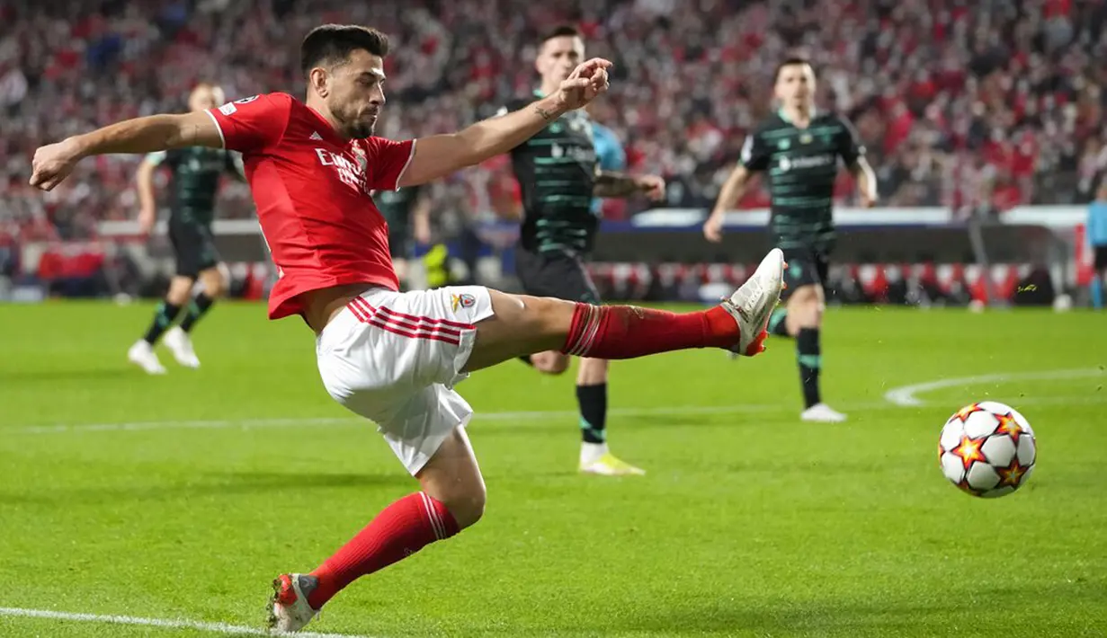 Pemain Benfica Pizzi mengontrol bola saat melawan Dynamo Kyiv pada pertandingan sepak bola Grup E Liga Champions di Stadion Luz, Lisbon, 8 Desember 2021. Benfica menang 2-0. (AP Photo/Armando Franca)