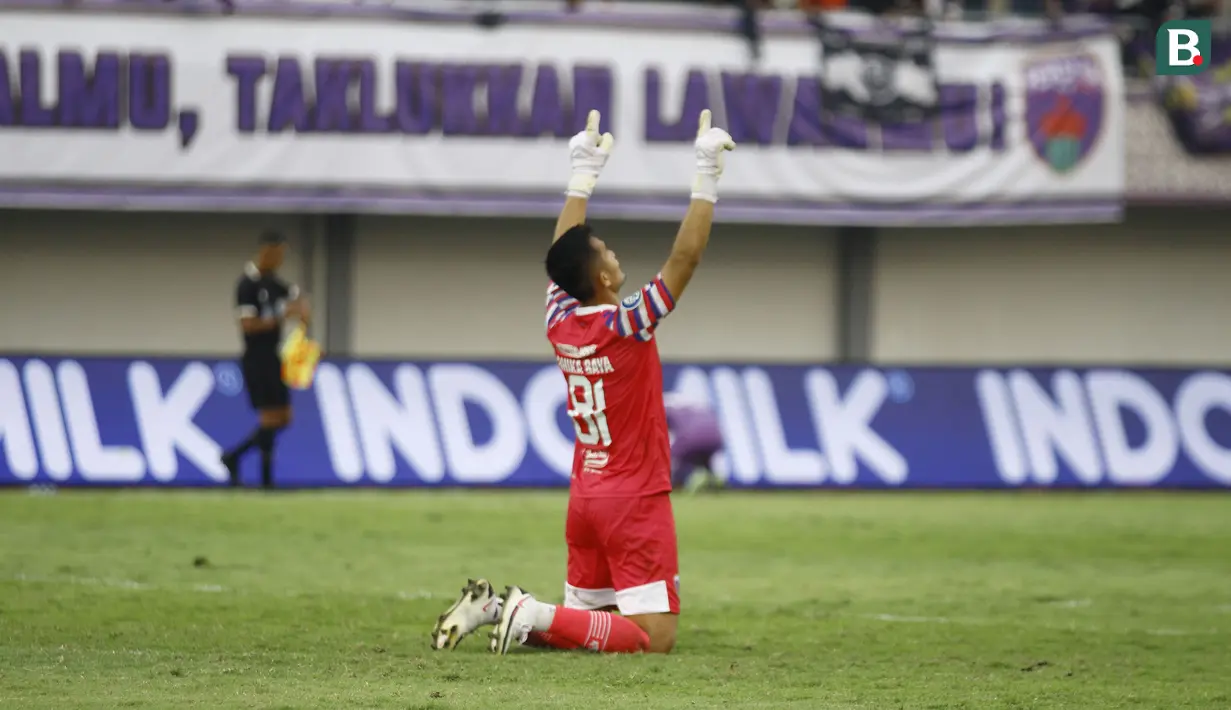 Kiper Persita Tangerang, Dhika Bayangkara merayakan gol ke gawang PSIS Semarang yang dicetak Ramiro Fergonzi saat laga pekan ke-10 BRI Liga 1 2022/2023 antara Persita Tangerang melawan PSIS Semarang di Stadion Indomilk Arena, Tangerang, Rabu (14/9/2022). (Bola.com/Muhammad Aldiansyah)