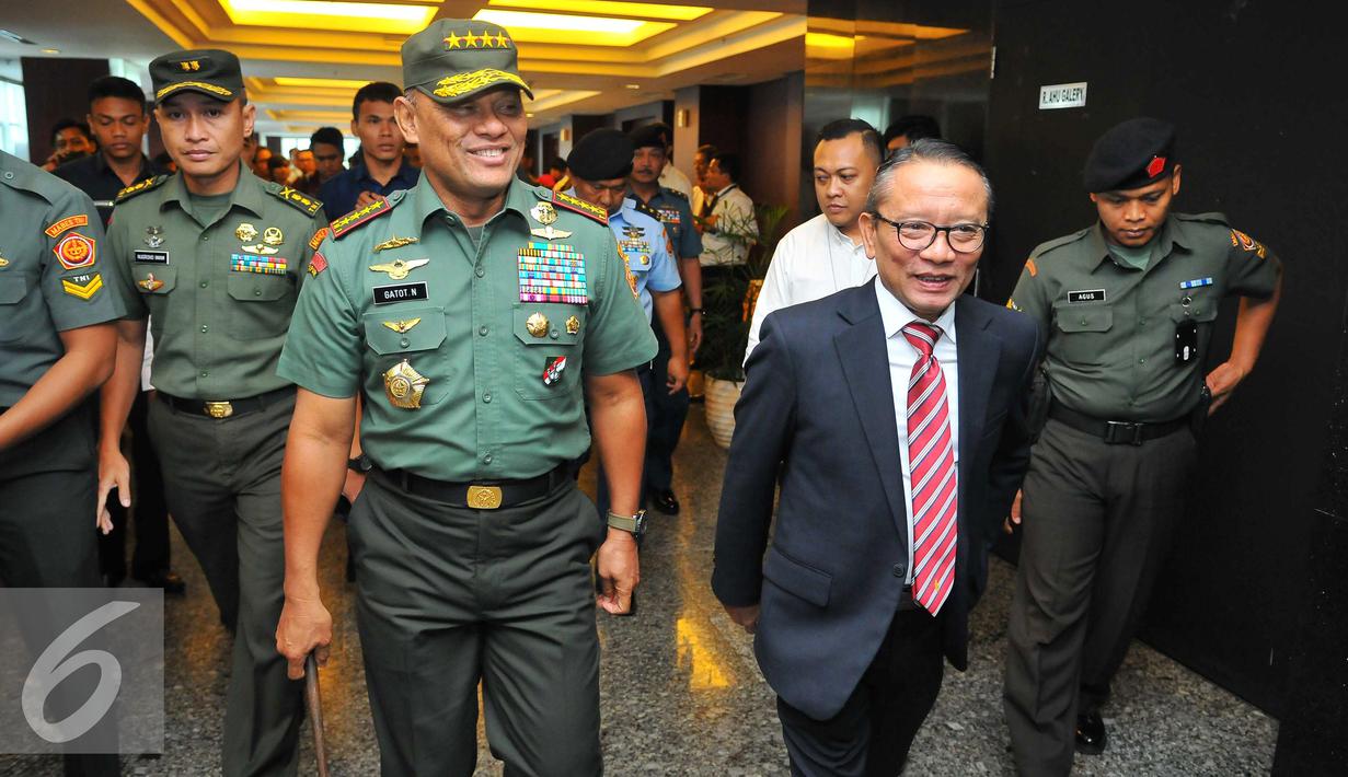Gatot Nurmantyo bersama Dirjen Pajak Ken Dwijugiasteadi seusai menghadiri Rapimnas Ditjen Pajak di Gedung Ditjen Pajak, Jakarta, Senin (7/11). Gatot Nurmantyo hadir untuk menyampaikan wawasan kebangsaan terkait pajak. (Liputan6.com/Angga Yuniar)