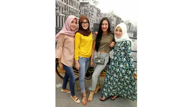 5 Pesona Nella Kharisma Saat Pakai Hijab, Semakin Cantik
