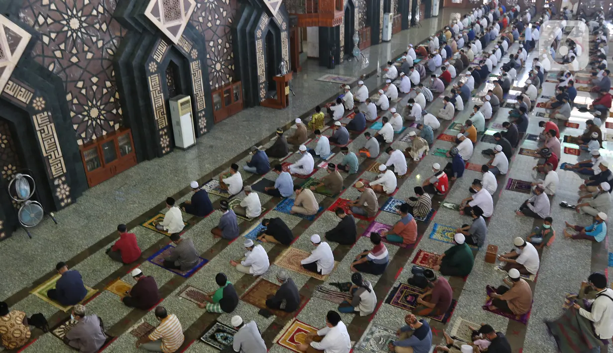 Suasana jemaah Salat Jumat di Masjid At-Tin, Jakarta, Jumat (13/08/2021). Masjid At-Tin kembali menggelar Salat Jumat pertama kalinya setelah kegiatan shalat jumat dihentikan lantaran mengikuti ketentuan pemberlakuan PPKM Darurat. (Liputan6.com/Herman Zakharia)