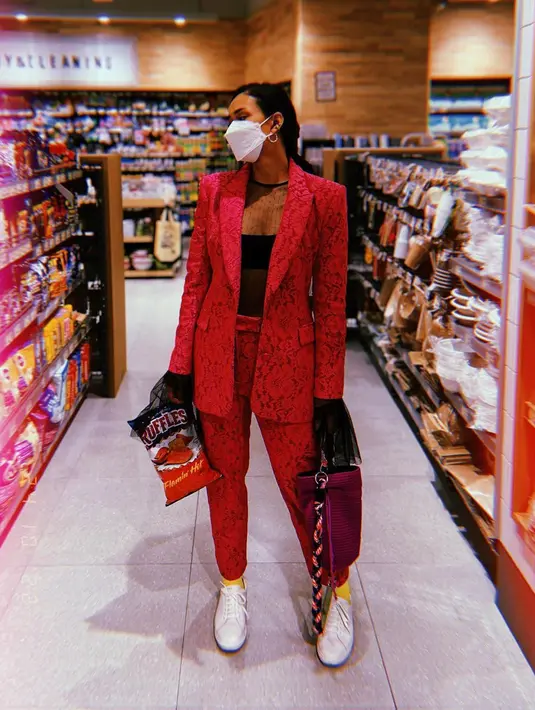 Saat tampil dengan setelan jas, ia memilih warna merah dengan motif. Sepatu putih membuat look boyish-nya semakin stylish. [@adiniawrst]