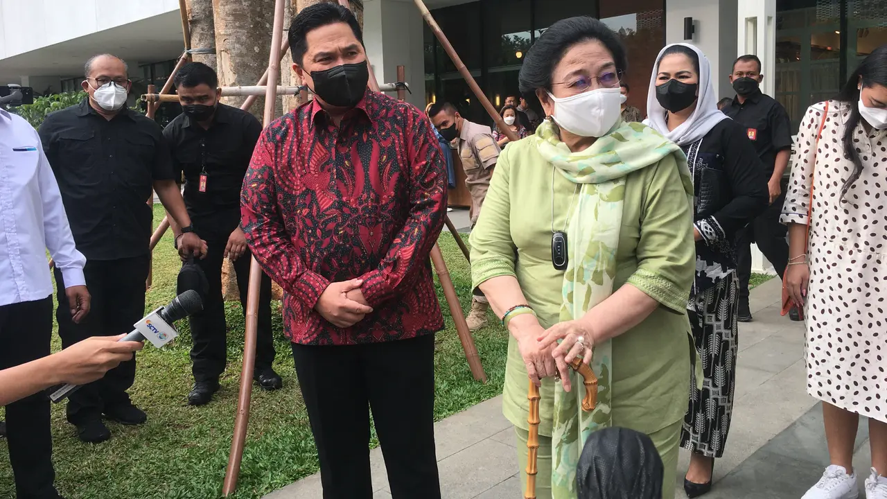 Menteri BUMN Erick Thohir menemani Ketua Umum PDI Perjuangan Megawati Soekarnoputri menyambangi Galeri Bung Karno di Pusat Perbelanjaan Sarinah, Jakarta Pusat, Senin (13/6/2022).