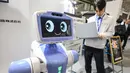 Robot tersenyum di stan Kawasaki. (Richard A. Brooks/AFP)
