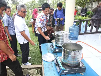 Wali Kota Depok Muhammad Idris (ketiga kiri) meninjau uji coba kompor gas yang menggunakan bahan bakar gas metan dari instalasi Tempat Pembuangan Akhir (TPA) Cipayung, Depok, Jawa Barat, Jumat (3/6). (Liputan6.com/Immanuel Antonius)