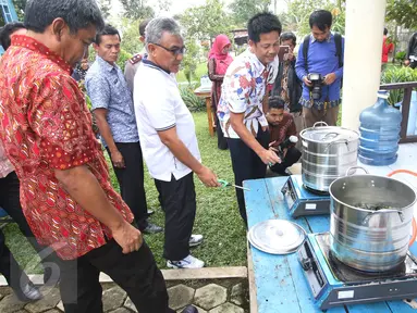 Wali Kota Depok Muhammad Idris (ketiga kiri) meninjau uji coba kompor gas yang menggunakan bahan bakar gas metan dari instalasi Tempat Pembuangan Akhir (TPA) Cipayung, Depok, Jawa Barat, Jumat (3/6). (Liputan6.com/Immanuel Antonius)