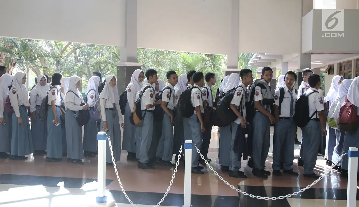 Sejumlah pelajar mengantre untuk melakukan registrasi Emtek Goes To Campus (EGTC) 2018 di Universitas Negeri Semarang, Rabu (18/7). Acara yang memadukan kegiatan edukasi dan entertainment ini digelar hingga 19 Juli 2018. (Liputan6.com/Herman Zakharia)