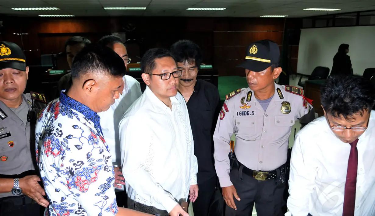 Anas Urbaningrum mendapat pengawalan dari aparat kepolisian saat hendak meninggalkan ruang sidang di Pengadilan Tipikor, Jakarta, Jumat (30/5/14). (Liputan6.com/Johan Tallo) 