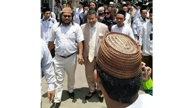 6 Momen Hotman Paris Melayat Gus Sholah, Duduk Manis di Belakang Jamaah