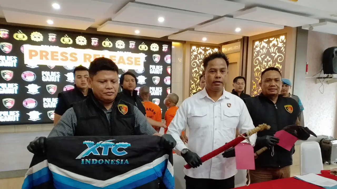 Kasatreskrim Polres Garut AKP Ari Rinaldo, menunjukan barang kasus pembunuhan sadis ALek (72) dalam rilis kasus di Mapolres Garut, Kamis (9/5/2024). (Liputan6.com/Jayadi Supriadin)