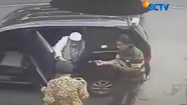 CCTV Rekam Para Perampok Rebut Perhiasan Seorang Nenek
