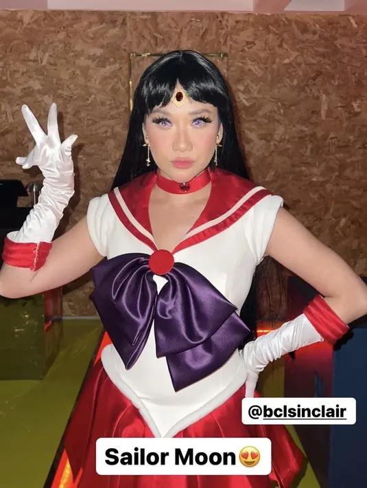 Bunga Citra Lestari tampil mengenakan busana Sailor Moon merah. Lengalp dengan hiasan kelapa hingga kontak lens ungunya.   Credit: (@fadiljaidi)