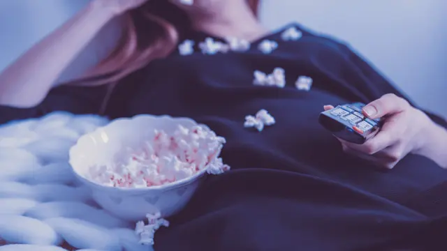 [Fimela] menonton film