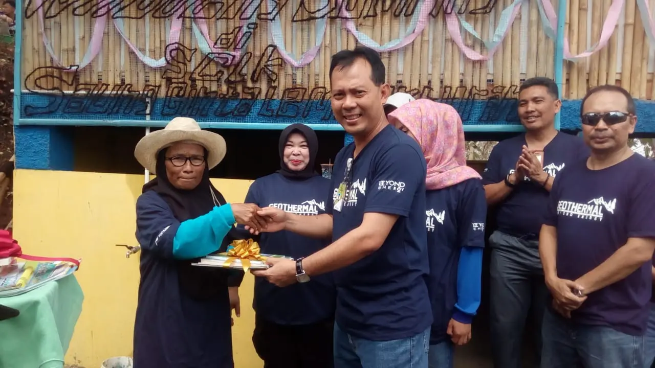 Dimpimpin GM Area Karaha yang baru Roy, nampak salah satu warga binaan PGE area Karaha, tengah menerima bingkisan buku bacaan untuk masyarakat