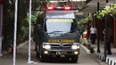 Mobil ambulans pembawa kantong jenazah pascakecelakaan pesawat Lion Air JT 610 tiba RS Polri, Kramat Jati, Jakarta, Selasa (30/10). Pesawat Lion Air JT 610 yang jatuh membawa 188 orang. (Liputan6.com/Immanuel Antonius)