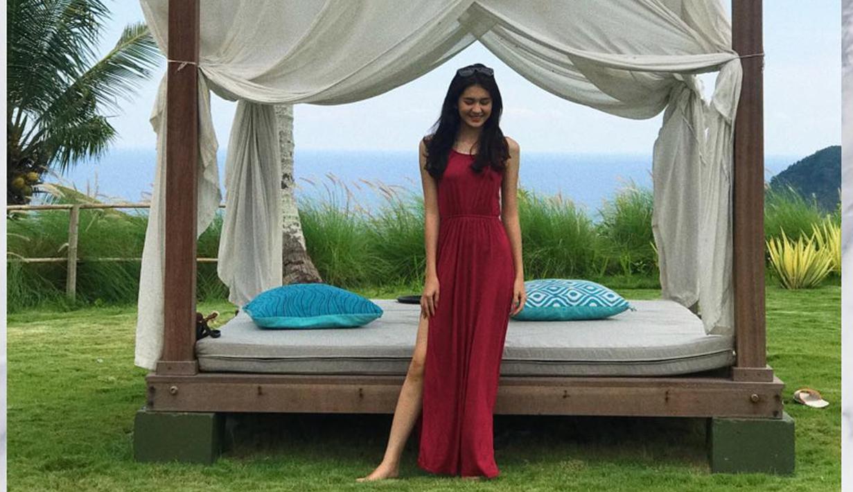 Enggak cuma pandai berakting, ia juga dikenal sebagai aktris berparas menawan. Berdarah blasteran Inggris, tak heran jika ia memiliki penampilan yang menawan. Salah satunya dengan outfit serba merah ini. (Liputan6.com/IG/@zoeabbasjackson)