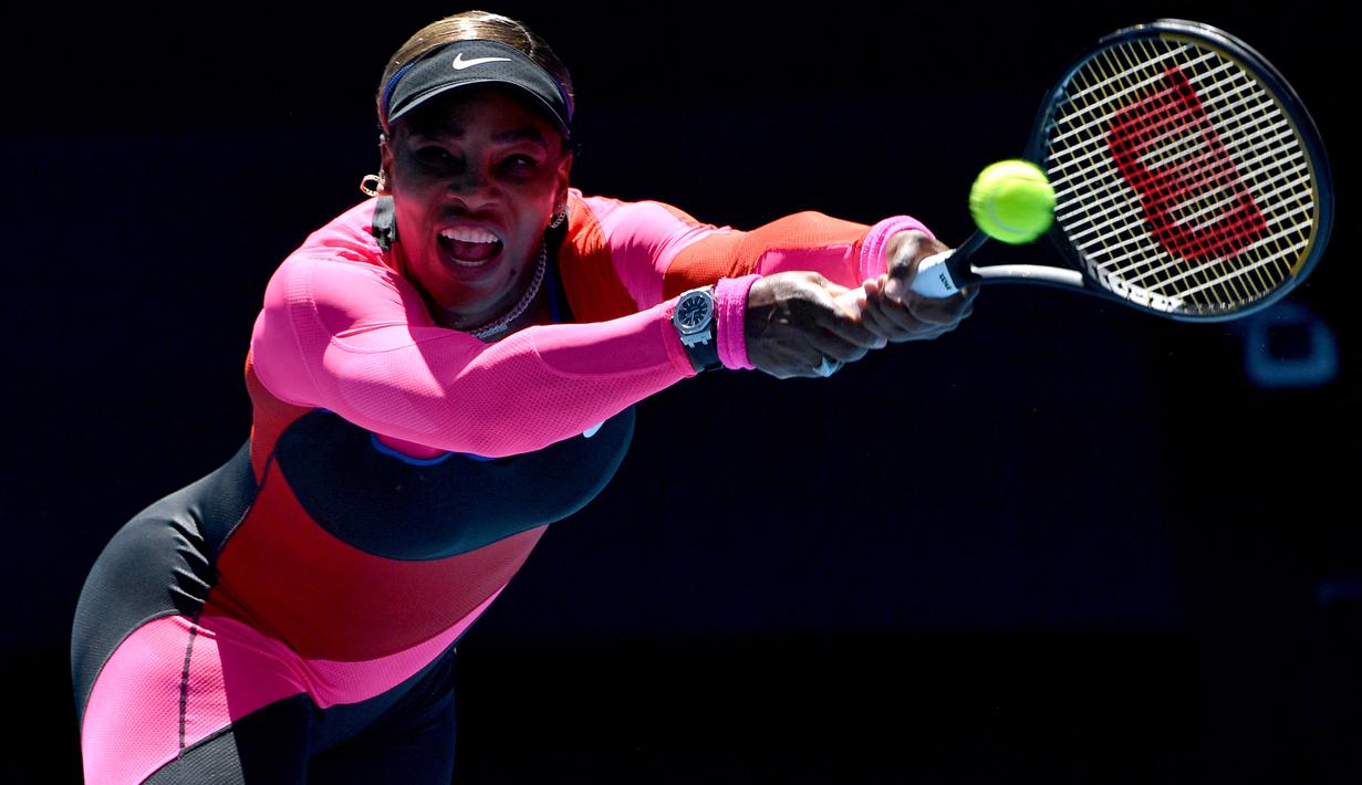 Penampilan nyentrik itu ternyata bermakna spesial bagi Serena Williams. Dia mengaku terinspirasi dari mendiang pelari AS, Florence Griffith-Joyner. (AFP/Paul Crock)