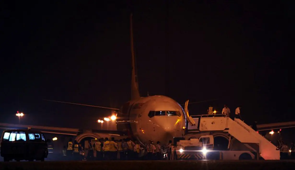 166 penumpang dinyatakan selamat, setelah pesawat Malaysia Airlines MH192 rute Kuala Lumpur-Bangalore, India, dipaksa mendarat darurat karena mengalami permasalahan pada gigi pendaratan (21/4/2014). (REUTERS/Samsul Said)