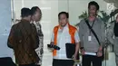 Terdakwa dugaan korupsi E-KTP, Setya Novanto (kedua kanan) usai menjalani pemeriksaan di Gedung KPK, Jakarta, Selasa (20/2). Dia diperiksa sebagai saksi untuk tersangka Dirut PT Quadra Solution Anang Sugiana Sudihardjo. (Liputan6.com/Helmi Fithriansyah)
