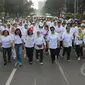 Istri Wakil Presiden Jusuf Kalla (tengah) berjalan bersama para peserta fun walk 2015, Jakarta, Minggu (29/3/2015). acara ini dalam rangka memperingati hari autisme sedunia yang jatuh tanggal 2 april setiap tahunnya. (Liputan6.com/Herman Zakharia)