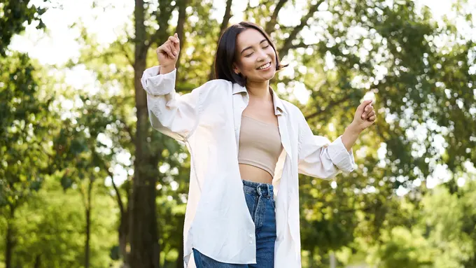 wanita juni mudah bahagia