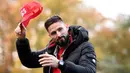 Striker Prancis, Olivier Giroud, saat tiba di lokasi latihan di Clairefontaine en Yvelines, Prancis, Selasa (12/11). Prancis akan berhadapan dengan Moladavia dan Albania di Kualifikasi Piala Eropa 2020. (AFP/Franck Fife)