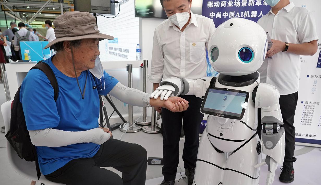 Robot kecerdasan buatan dengan keahlian khusus di bidang pengobatan tradisional China memberikan layanan pemeriksaan kesehatan di area ekshibisi robot layanan dalam Pameran Perdagangan Jasa Internasional China (CIFTIS) 2020 di Beijing, ibu kota China, pada 7 September 2020. (Xinhua/Cai Yang)