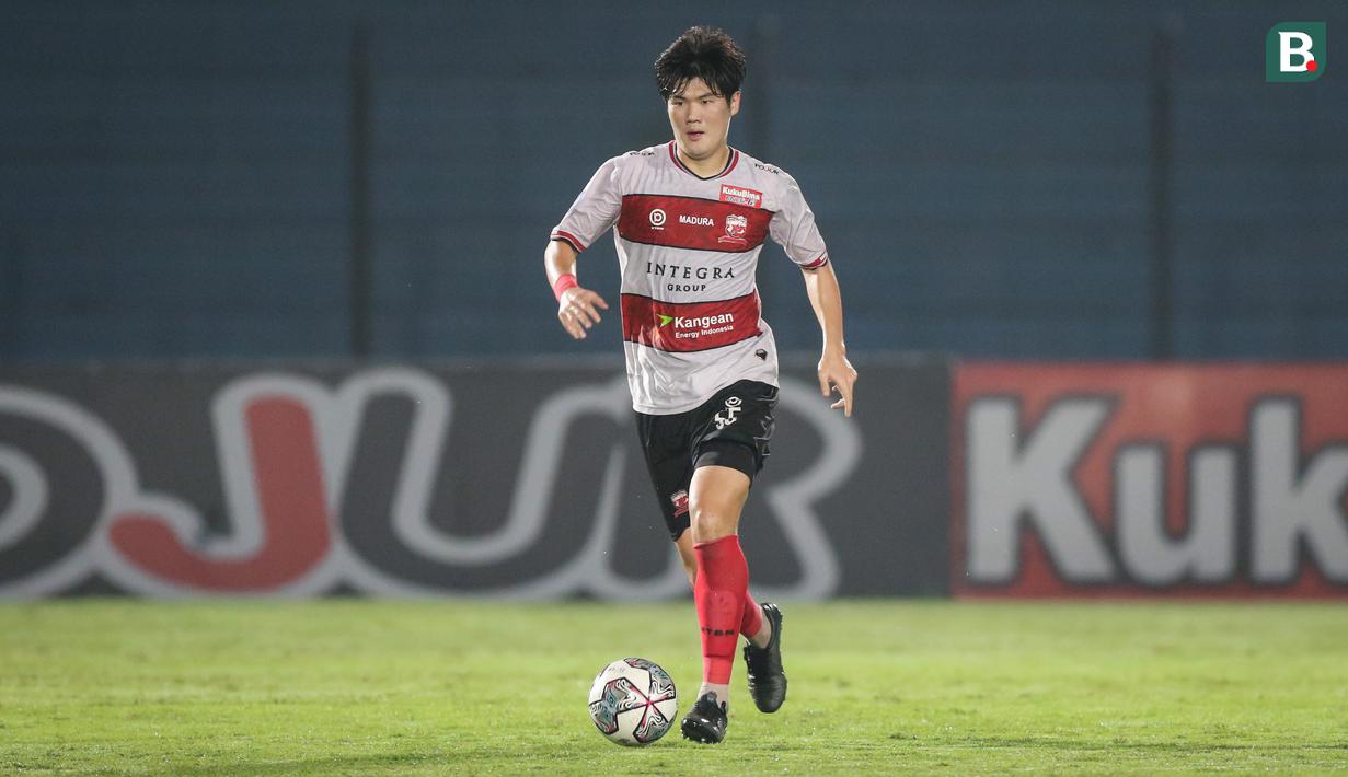 Madura United FC kembali menceoret beberapa pemain andalannya, salah satunya Kim Jin-sung. Pemain asal Korea Selatan tersebut dikabarkan akan segera merapat ke PS Barito Putera. (Bola.com/Bagaskara Lazuardi)