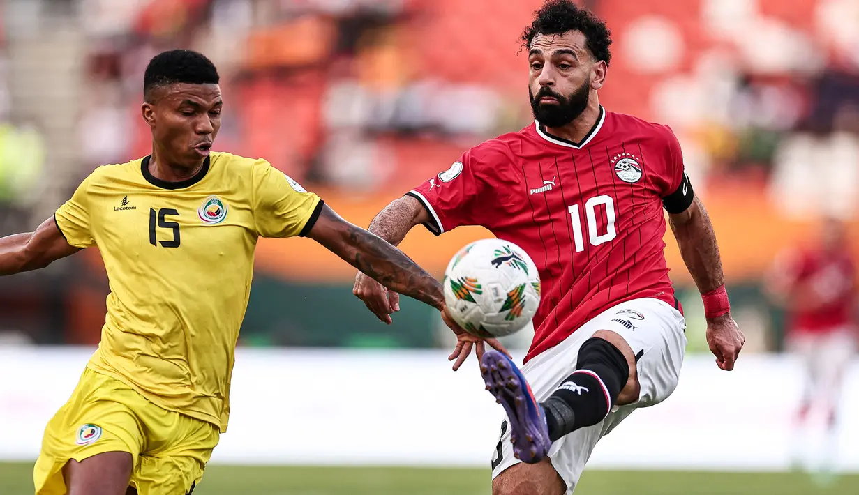 Bintang Liverpool, Mohamed Salah total tampil dalam 4 edisi Piala Afrika bersama Timnas Mesir pada 2017, 2019, 2021 dan 2023. Belum sekalipun merasakan gelar juara, prestasi terbaiknya adalah dua kali finis menjadi runner-up pada edisi 2017 dan 2021. Pada edisi 2023, Mesir tersingkir di babak 16 besar dan Mohamed Salah hanya tampil dalam dua laga di fase grup setelah mengalami cedera parah saat menghadapi Ghana pada laga kedua Grup B. (AFP/Franck Fife)