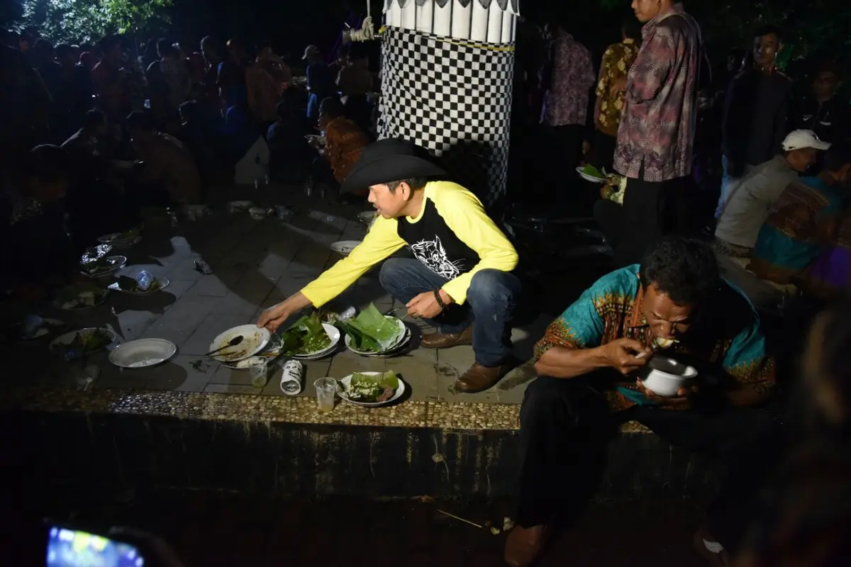 Bupati Purwakarta Dedi Mulyadi saat menjadi petugas kebersihan