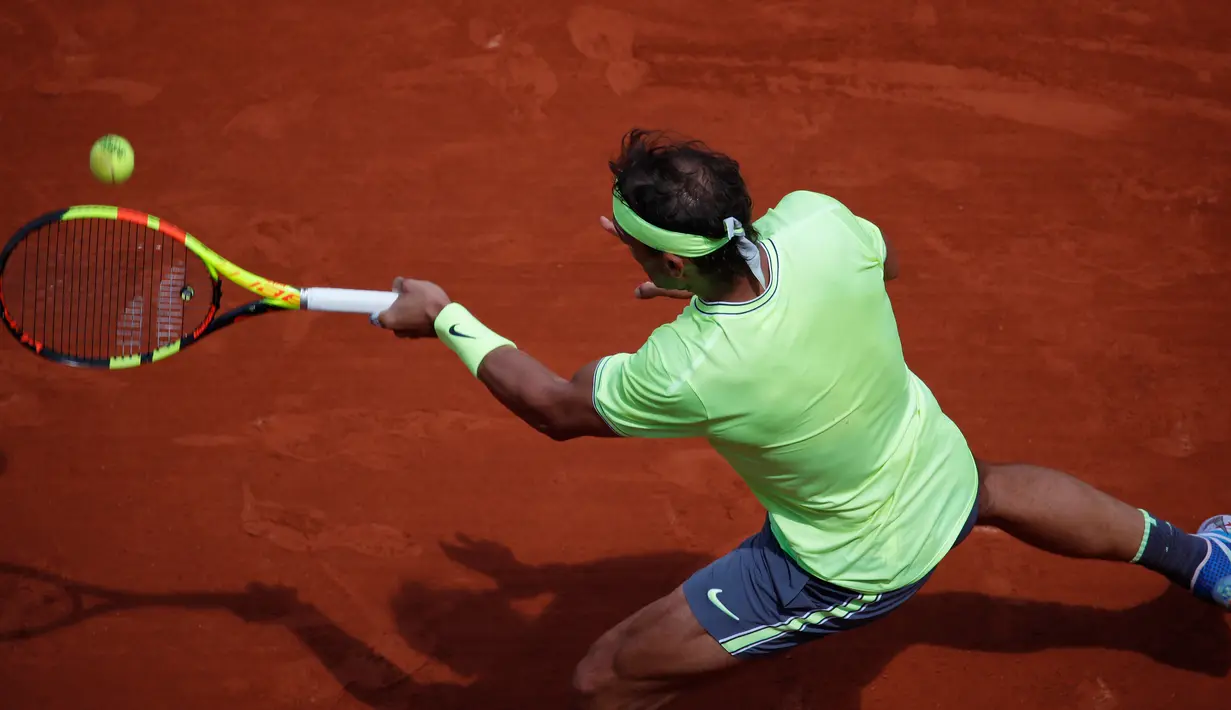 Petenis Spanyol, Rafael Nadal berusaha mengembalikan bola pukulan petenis Jerman, Yannick Maden pada laga babak kedua turnamen Prancis Terbuka di Roland Garros, Paris (29/5/2019). Rafael Nadal menang atas Yannick Maden dengan skor 6-1, 6-2, 6-4 dan melaju ke babak ketiga. (AP Photo/Christophe Ena)