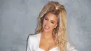 Khloe Kardashian pun tampul memukau di Ellen Show dengan gaun dress putih yang dilengkapi outer dengan warna senada.(Instagram/KhloeKardashian)