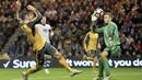 Pemain Arsenal, Olivier Giroud (kiri) saat berebut bola dengan kiper Preston North End  pada laga Piala FA diDeepdale, Preston, (7/1/2017). Arsenal menang 2-1. (Dave Howarth/PA via AP)