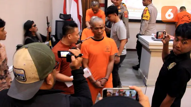 Tersangka guru ngaji cabuli santriwati saat diintrogasi Satreskrim Polres Sukabumi, Jumat (14/2/2025). (Liputan6.com/Fira Syahrin).