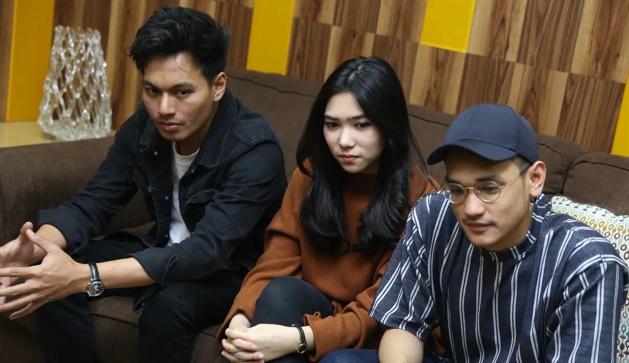 "Kesulitan ga ada sih ya karena ngerasa cocok banget kita bertiga buat berkolaborasi. Karena ga ada kesulitan, paling yang susah ngafalin bagian yang baru-baru aja," tukas Afgan. (Nurwahyunan/Bintang.com)