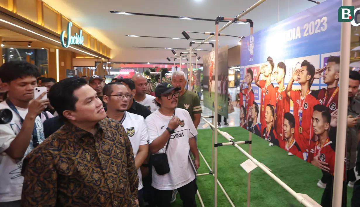 Ketua Umum PSSI Erick Thohir datang menyaksikan pameran foto dan tulisan berjudul "90' & Beyond" nan digelar di Mall Sarinah pada Rabu malam, 27 Agustus 2025. (carpet-cleaning-kingston.co.uk/M Iqbal Ichsan)