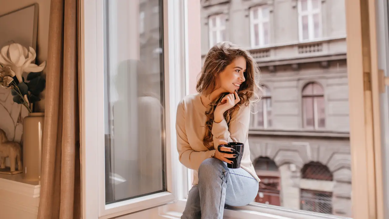wanita november senyum di balkon