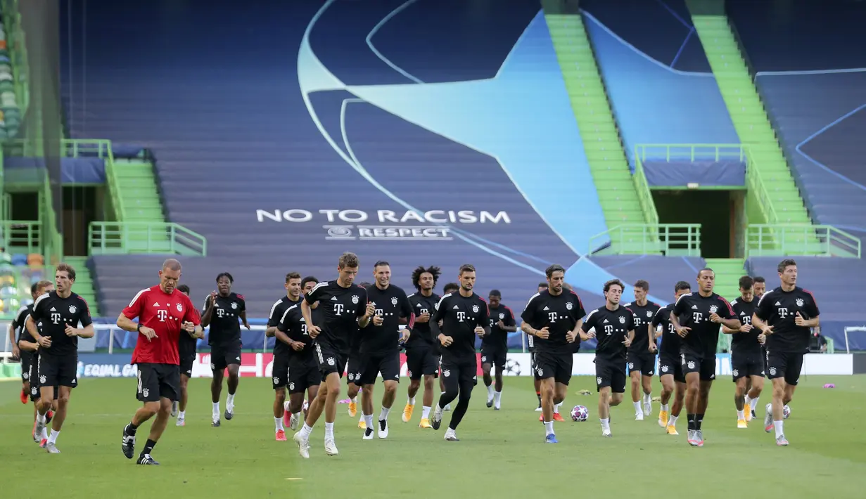Para pemain Bayern Munchen melakukan jogging saat sesi latihan di Stadion Jose Alvalade, Lisbon, Selasa (18/8/2020). Bayern Munchen akan menghadapi Lyon pada pertandingan semifinal Liga Champions. (Miguel A. Lopes/Pool via AP)