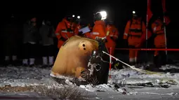 Kapsul pembawa pulang wahana antariksa Chang'e-5 mendarat di Siziwang, China, 17 Desember 2020. Chang'e-5 membawa sampel Bulan pertama yang diambil oleh China sekaligus sampel Bulan terbaru di dunia selama lebih dari 40 tahun. (Xinhua/Peng Yuan)