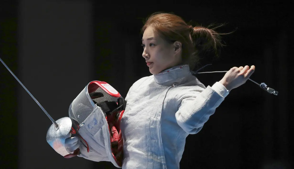 Atlet anggar Korea Selatan, Soonyeon Choi saat menghadapi Chika Aoki asal Jepang di semifinal tim anggar putri Asian Games 2018 di Jakarta, Rabu (22/8). (AP Photo/Achmad Ibrahim)