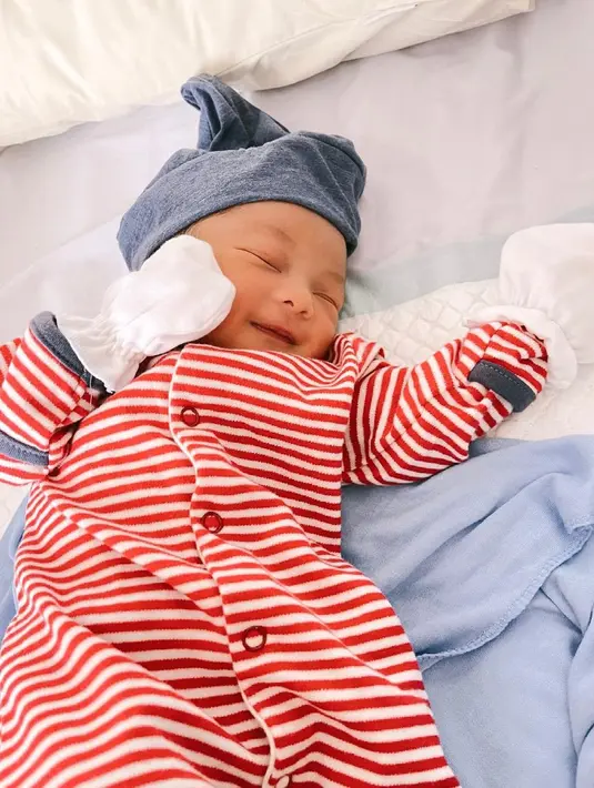 "Aku sudah belajar ganti popok sendiri semalam tuh, meskipun masih susah. Jadi aku belajar juga dari YouTube," tutur Dinda Hauw bangga. (Instagram/rey_mbayang)