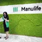 President Director & CEO Manulife Indonesia Ryan Charland berbincang dengan Director & Chief Financial Officer Meylindawati di Kantor Pusat Manulife di Jakarta, Senin (31/5/2021). Pendapatan premi Manulife pada tahun 2020 naik 6 % atau menjadi Rp 8,9 triliun dari tahun sebelumnya.