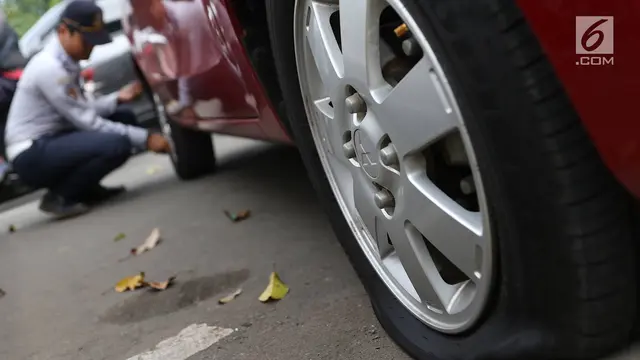 Nekat Parkir Sembarangan, Mobil-mobil di Tebet Diderek Petugas