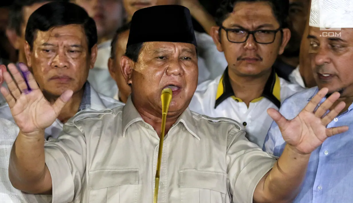Calon presiden no urut 02 Prabowo Subianto bersama Badan Pemenangan Nasional (BPN) memberikan pidato politiknya di Kertanegara, Jakarta, Rabu (17/4). Prabowo Subianto mendeklarasikan kemenangannya dari hasil real count BPN di Pilpres 2019 pada angka 62%. (Liputan6.com/Johan Tallo)