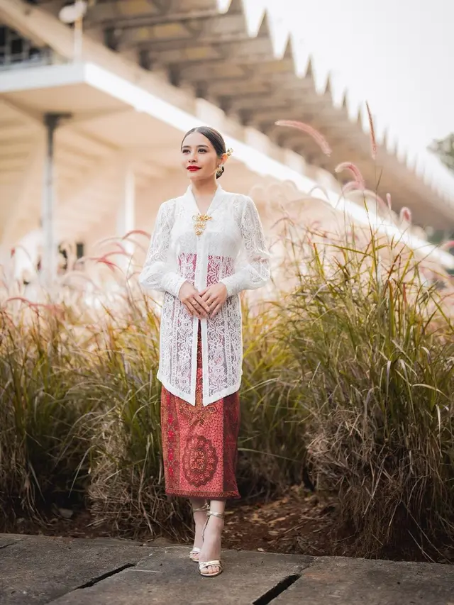 Rayakan Hari Kebaya Nasional, 6 Potret Prilly Bareng Puteri Indonesia Ini Bikin Gemas