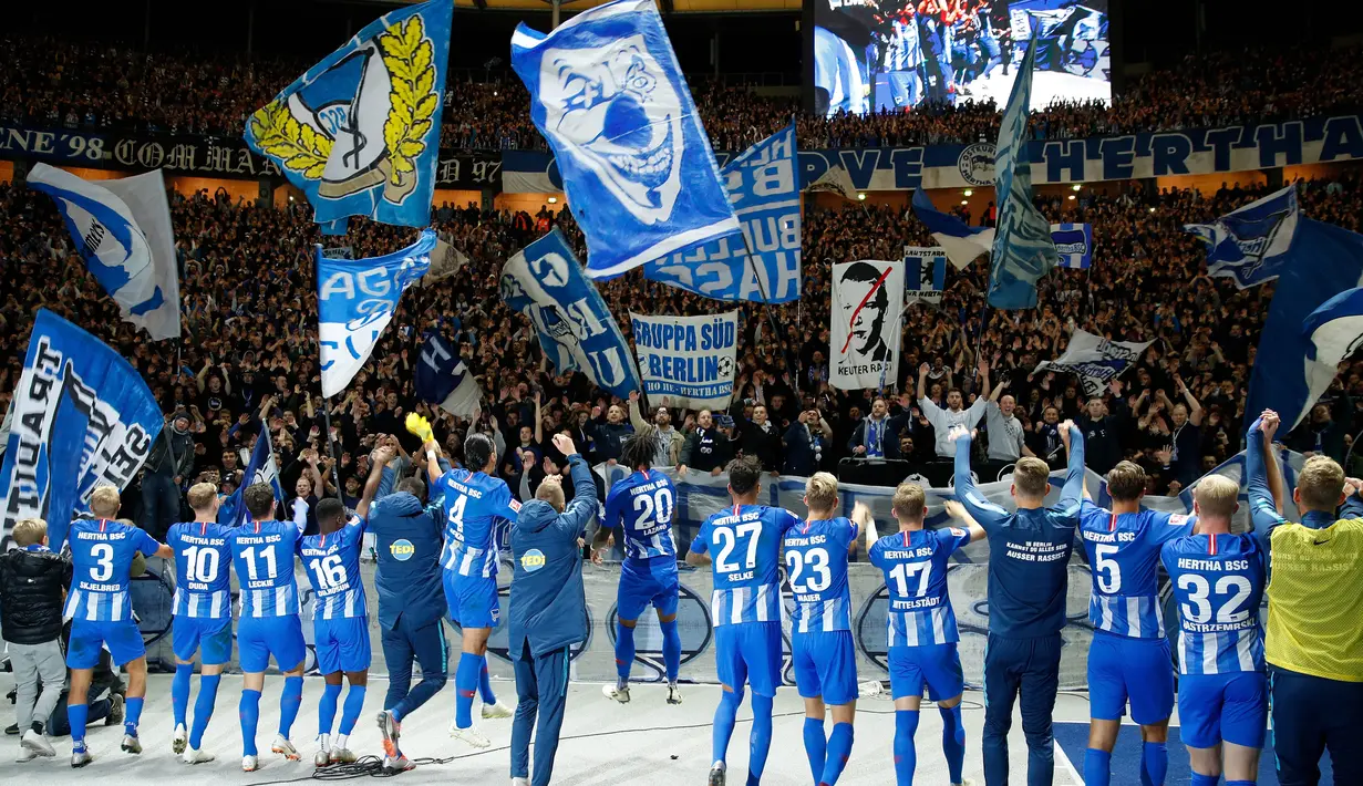 Para pemain Hertha Berlin merayakan kemenangan atas Bayern Munich pada laga Bundesliga di Olympiastadion, Berlin, Sabtu (29/8/2018). Hertha Berlin menang 2-0 atas Bayern Munich. (AFP/Odd Andersen)