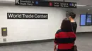 Stasiun kereta bawah tanah (subway) Cortlandt Street station yang berada di New York, dibuka lagi pada Minggu (9/9). Orang-orang disambut di stasiun yang baru berganti nama, WTC Cortlandt, saat kereta pertama melintas pada tengah hari. (AFP/Thomas URBAIN)