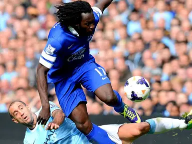 Pablo Zabaleta duel dengan Romelu Lukaku pada pertandingan Liga Premier Inggris antara Manchester City vs Everton di Stadion Etihad, Manchester (05/10/2013). (AFP/Andrew Yates)