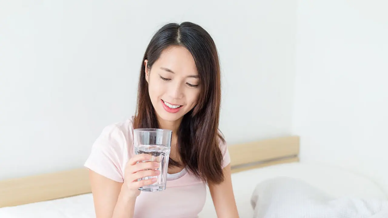 Bangun Tidur, Pilih Minum Air Hangat atau Air Dingin?