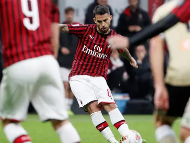 Pemain AC Milan Suso mencetak gol ke gawang SPAL pada pertandingan Liga Italia di Stadion San Siro, Milan, Italia, Kamis (31/10/2019). AC Milan menang 1-0 atas SPAL. (AP Photo/Antonio Calanni)